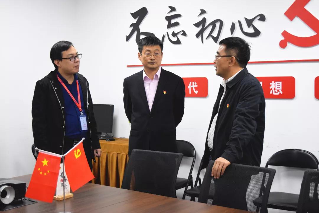 中共安陽市委網信辦主任路玉軍、副主任王曉萌等一行人蒞臨安陽青峰網絡指導工作