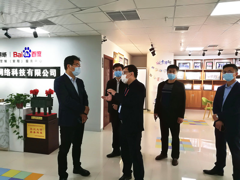 安陽市商務局副局長張躍勇，攜同天津伍創電子商務有限公司李富民一行蒞臨安陽青峰網絡參觀指導??！
